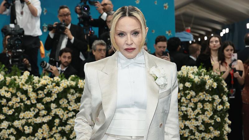 E una dintre cele mai cunoscute artiste, dar nimeni n-a recunoscut-o camuflată așa. Cum se transformă când urcă pe scenă