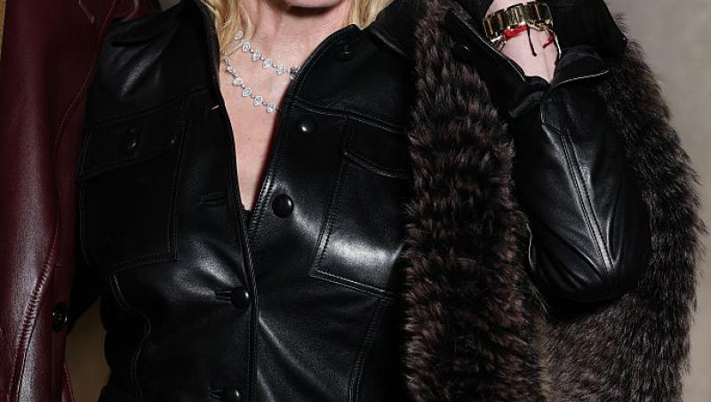 E una dintre cele mai cunoscute artiste, dar nimeni n-a recunoscut-o camuflată așa. Cum se transformă când urcă pe scenă