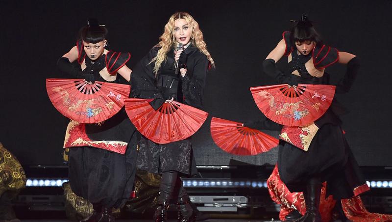 E una dintre cele mai cunoscute artiste, dar nimeni n-a recunoscut-o camuflată așa. Cum se transformă când urcă pe scenă