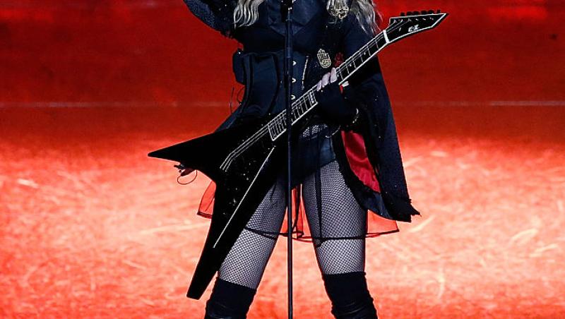 E una dintre cele mai cunoscute artiste, dar nimeni n-a recunoscut-o camuflată așa. Cum se transformă când urcă pe scenă