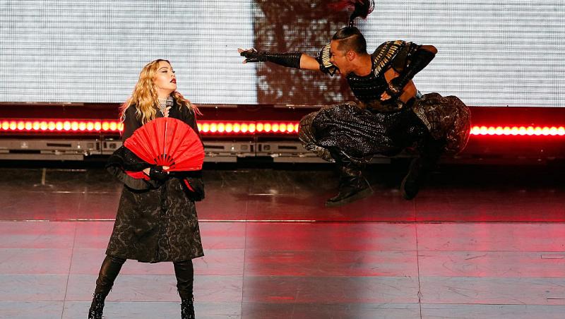 E una dintre cele mai cunoscute artiste, dar nimeni n-a recunoscut-o camuflată așa. Cum se transformă când urcă pe scenă