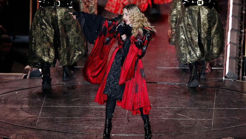 E una dintre cele mai cunoscute artiste, dar nimeni n-a recunoscut-o camuflată așa. Cum se transformă când urcă pe scenă