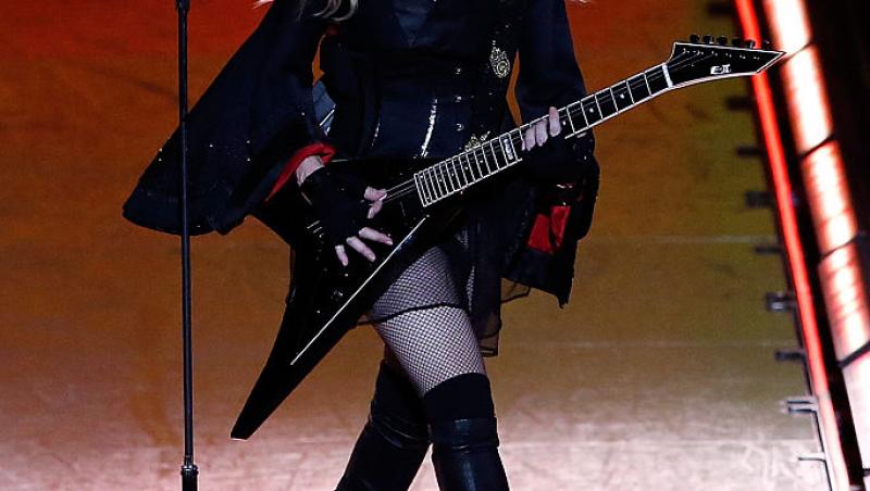 E una dintre cele mai cunoscute artiste, dar nimeni n-a recunoscut-o camuflată așa. Cum se transformă când urcă pe scenă