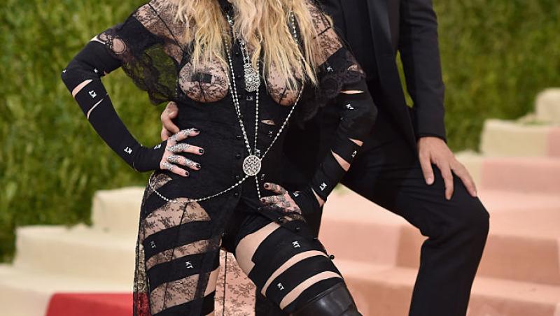 E una dintre cele mai cunoscute artiste, dar nimeni n-a recunoscut-o camuflată așa. Cum se transformă când urcă pe scenă