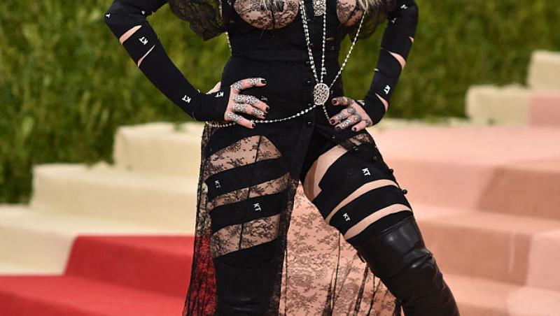 E una dintre cele mai cunoscute artiste, dar nimeni n-a recunoscut-o camuflată așa. Cum se transformă când urcă pe scenă