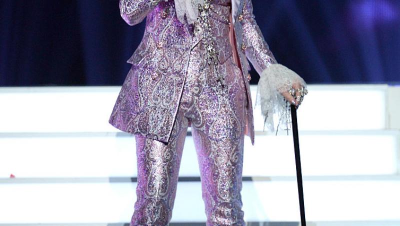 E una dintre cele mai cunoscute artiste, dar nimeni n-a recunoscut-o camuflată așa. Cum se transformă când urcă pe scenă