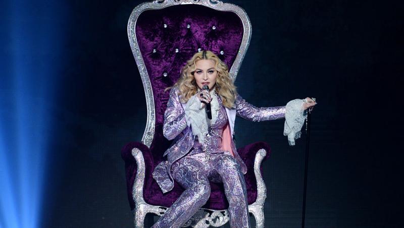 E una dintre cele mai cunoscute artiste, dar nimeni n-a recunoscut-o camuflată așa. Cum se transformă când urcă pe scenă