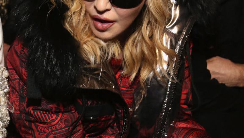 E una dintre cele mai cunoscute artiste, dar nimeni n-a recunoscut-o camuflată așa. Cum se transformă când urcă pe scenă