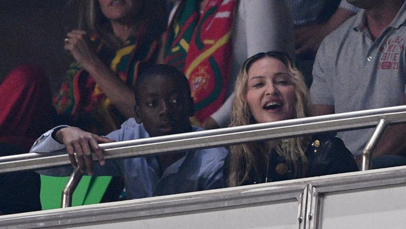 E una dintre cele mai cunoscute artiste, dar nimeni n-a recunoscut-o camuflată așa. Cum se transformă când urcă pe scenă