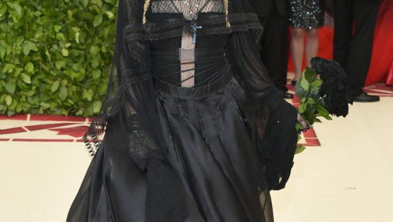 E una dintre cele mai cunoscute artiste, dar nimeni n-a recunoscut-o camuflată așa. Cum se transformă când urcă pe scenă