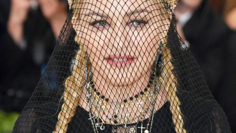 E una dintre cele mai cunoscute artiste, dar nimeni n-a recunoscut-o camuflată așa. Cum se transformă când urcă pe scenă