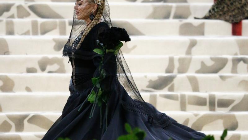 E una dintre cele mai cunoscute artiste, dar nimeni n-a recunoscut-o camuflată așa. Cum se transformă când urcă pe scenă