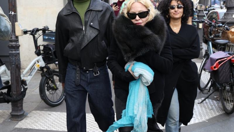 E una dintre cele mai cunoscute artiste, dar nimeni n-a recunoscut-o camuflată așa. Cum se transformă când urcă pe scenă