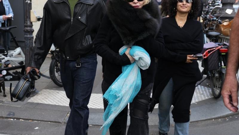 E una dintre cele mai cunoscute artiste, dar nimeni n-a recunoscut-o camuflată așa. Cum se transformă când urcă pe scenă