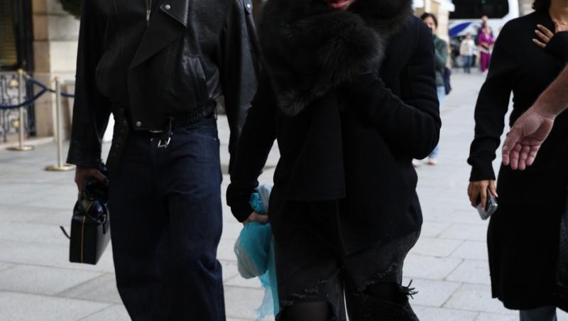 E una dintre cele mai cunoscute artiste, dar nimeni n-a recunoscut-o camuflată așa. Cum se transformă când urcă pe scenă