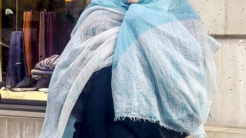 E una dintre cele mai cunoscute artiste, dar nimeni n-a recunoscut-o camuflată așa. Cum se transformă când urcă pe scenă