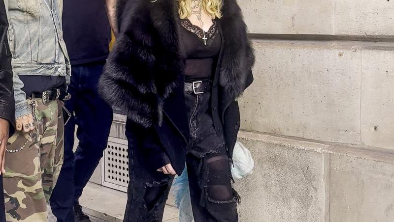 E una dintre cele mai cunoscute artiste, dar nimeni n-a recunoscut-o camuflată așa. Cum se transformă când urcă pe scenă