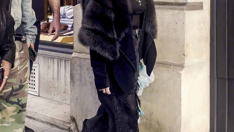 E una dintre cele mai cunoscute artiste, dar nimeni n-a recunoscut-o camuflată așa. Cum se transformă când urcă pe scenă