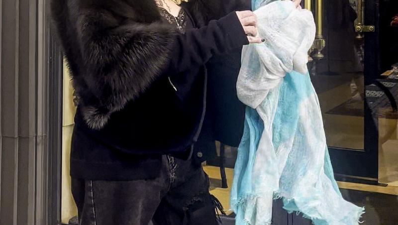 E una dintre cele mai cunoscute artiste, dar nimeni n-a recunoscut-o camuflată așa. Cum se transformă când urcă pe scenă