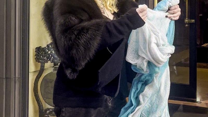 E una dintre cele mai cunoscute artiste, dar nimeni n-a recunoscut-o camuflată așa. Cum se transformă când urcă pe scenă