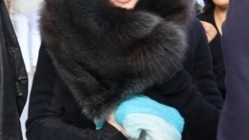 E una dintre cele mai cunoscute artiste, dar nimeni n-a recunoscut-o camuflată așa. Cum se transformă când urcă pe scenă