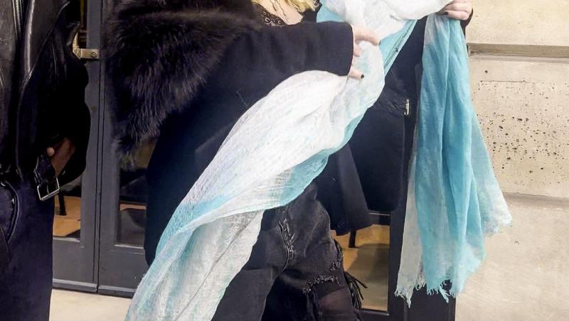 E una dintre cele mai cunoscute artiste, dar nimeni n-a recunoscut-o camuflată așa. Cum se transformă când urcă pe scenă