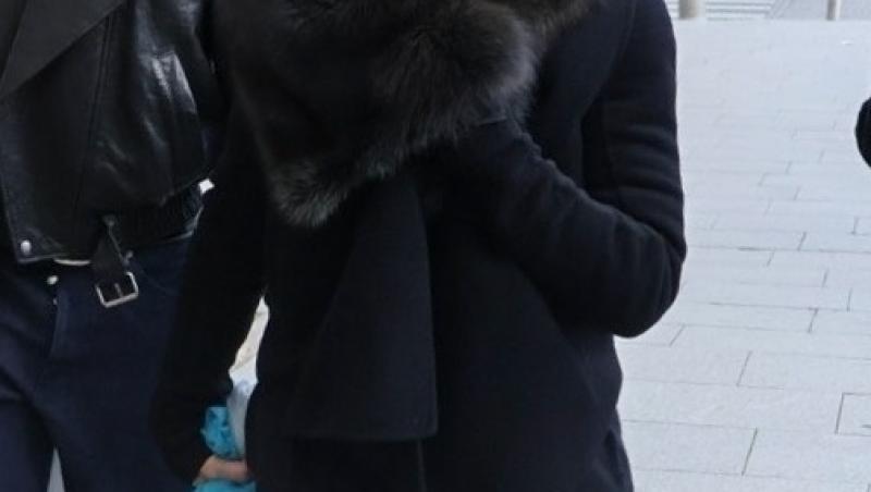 E una dintre cele mai cunoscute artiste, dar nimeni n-a recunoscut-o camuflată așa. Cum se transformă când urcă pe scenă