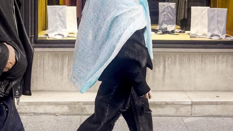 E una dintre cele mai cunoscute artiste, dar nimeni n-a recunoscut-o camuflată așa. Cum se transformă când urcă pe scenă