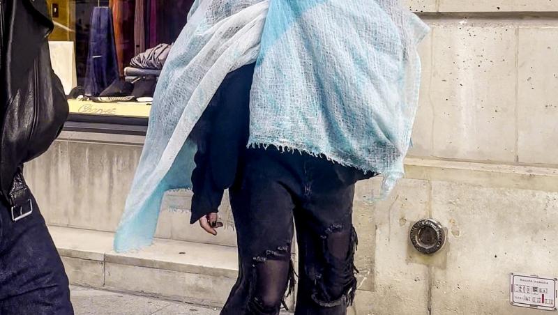 E una dintre cele mai cunoscute artiste, dar nimeni n-a recunoscut-o camuflată așa. Cum se transformă când urcă pe scenă