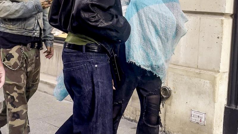 E una dintre cele mai cunoscute artiste, dar nimeni n-a recunoscut-o camuflată așa. Cum se transformă când urcă pe scenă