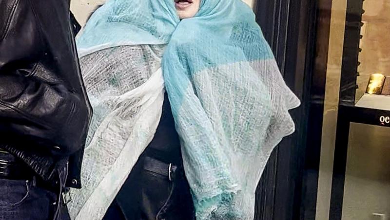 E una dintre cele mai cunoscute artiste, dar nimeni n-a recunoscut-o camuflată așa. Cum se transformă când urcă pe scenă