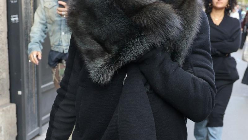 E una dintre cele mai cunoscute artiste, dar nimeni n-a recunoscut-o camuflată așa. Cum se transformă când urcă pe scenă