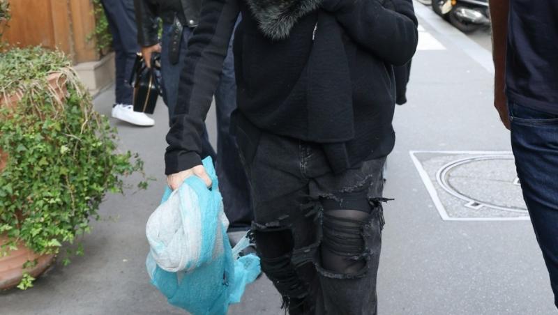 E una dintre cele mai cunoscute artiste, dar nimeni n-a recunoscut-o camuflată așa. Cum se transformă când urcă pe scenă