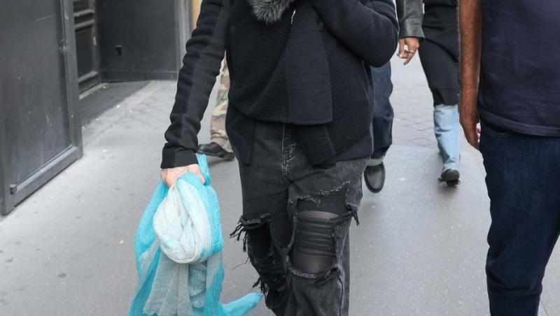 E una dintre cele mai cunoscute artiste, dar nimeni n-a recunoscut-o camuflată așa. Cum se transformă când urcă pe scenă