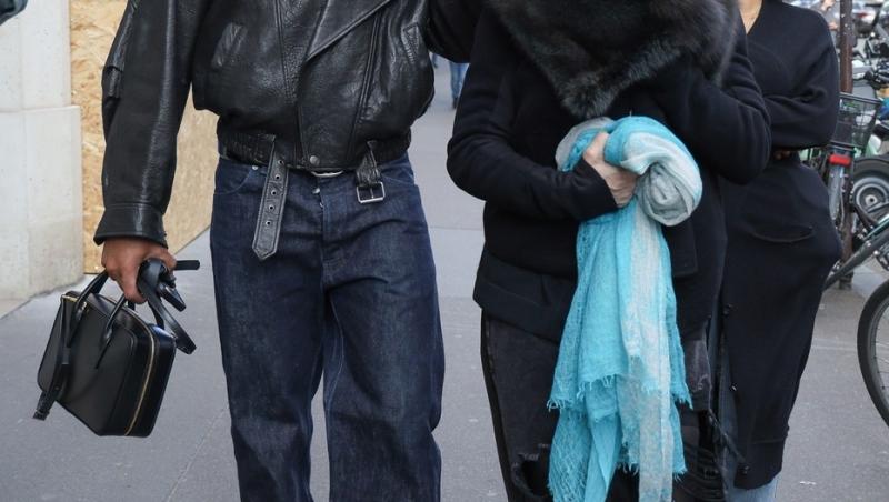 E una dintre cele mai cunoscute artiste, dar nimeni n-a recunoscut-o camuflată așa. Cum se transformă când urcă pe scenă