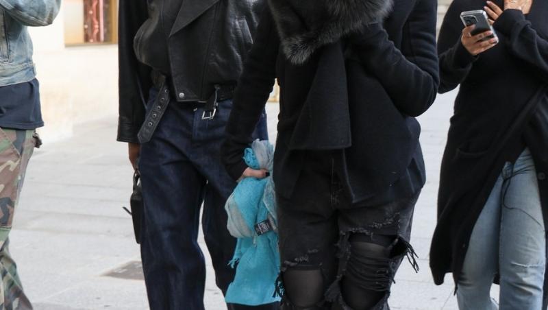 E una dintre cele mai cunoscute artiste, dar nimeni n-a recunoscut-o camuflată așa. Cum se transformă când urcă pe scenă