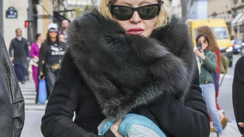 E una dintre cele mai cunoscute artiste, dar nimeni n-a recunoscut-o camuflată așa. Cum se transformă când urcă pe scenă