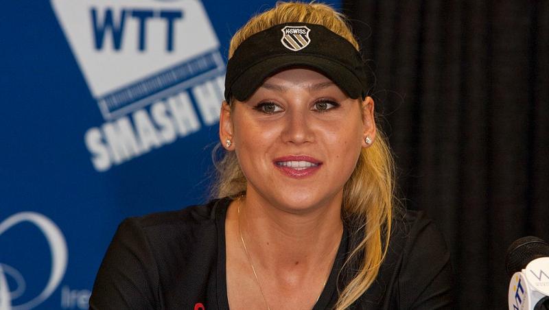 Anna Kournikova îmbrăcată într-o ținută neagră, la o conferință de presă
