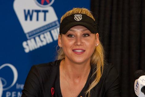 Primele imagini cu burtica de gravidă a Annei Kournikova. Fosta sportivă se pregătește să nască al patrulea copil