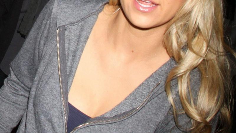 Anna Kournikova îmbrăcată într-o rochie gri