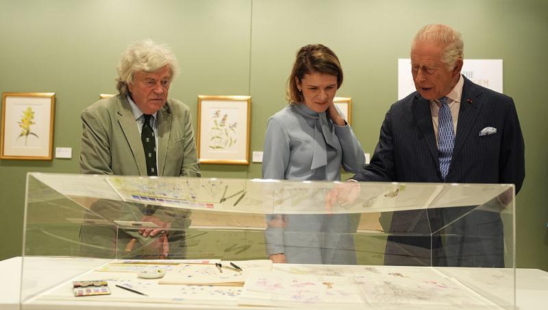Regele Charles a vizitat Institutul Cultural Român din Londra. Imagini cu monarhul de la expoziția dedicată Reginei Maria