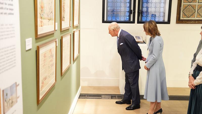 Regele Charles a vizitat Institutul Cultural Român din Londra. Imagini cu monarhul de la expoziția dedicată Reginei Maria