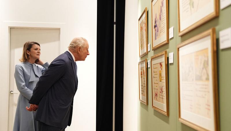 Regele Charles a vizitat Institutul Cultural Român din Londra. Imagini cu monarhul de la expoziția dedicată Reginei Maria