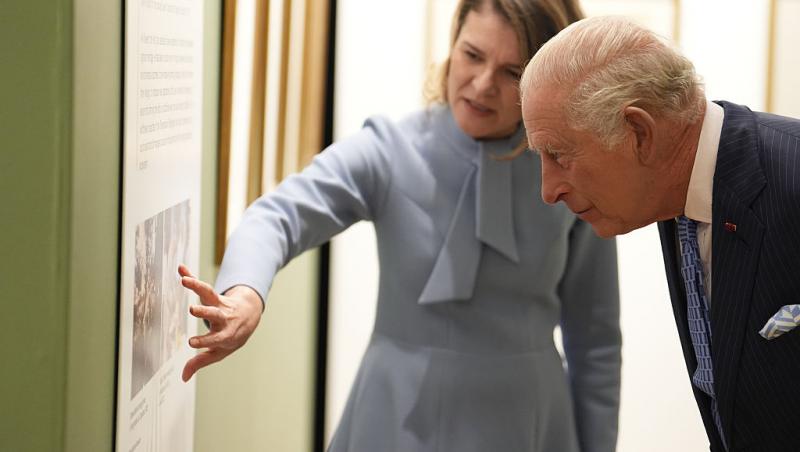 Regele Charles a vizitat Institutul Cultural Român din Londra. Imagini cu monarhul de la expoziția dedicată Reginei Maria