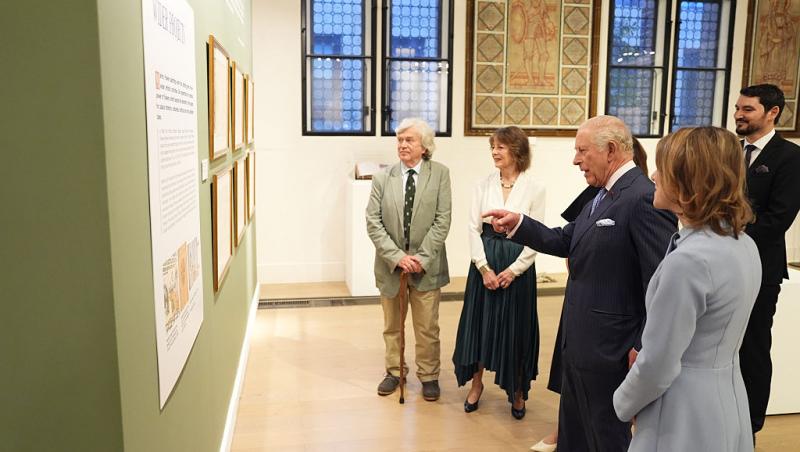 Regele Charles a vizitat Institutul Cultural Român din Londra. Imagini cu monarhul de la expoziția dedicată Reginei Maria