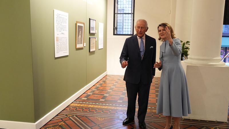 Regele Charles a vizitat Institutul Cultural Român din Londra. Imagini cu monarhul de la expoziția dedicată Reginei Maria