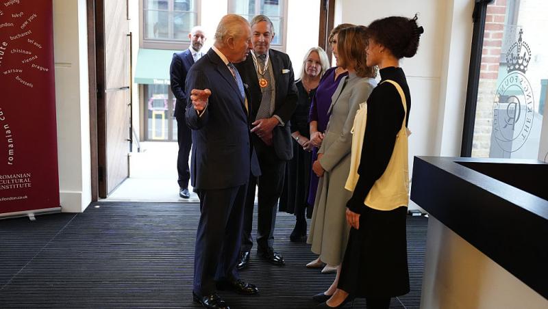 Regele Charles a vizitat Institutul Cultural Român din Londra. Imagini cu monarhul de la expoziția dedicată Reginei Maria