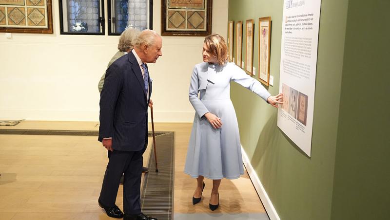 Regele Charles a vizitat Institutul Cultural Român din Londra. Imagini cu monarhul de la expoziția dedicată Reginei Maria
