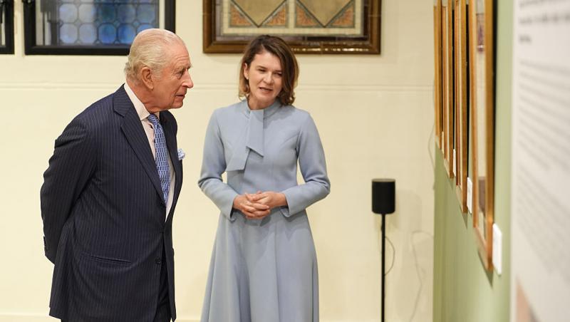 Regele Charles a vizitat Institutul Cultural Român din Londra. Imagini cu monarhul de la expoziția dedicată Reginei Maria