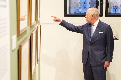 Regele Charles a vizitat Institutul Cultural Român din Londra. Imagini cu monarhul de la expoziția dedicată Reginei Maria